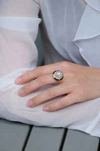 La Merveille | White South Sea Pearl & Diamond & Onyx Ring in 18K Yellow Gold