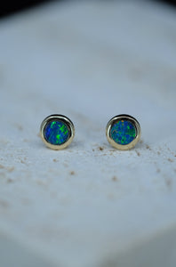 Classique | Round Opal Stud Earrings in 14K Yellow Gold