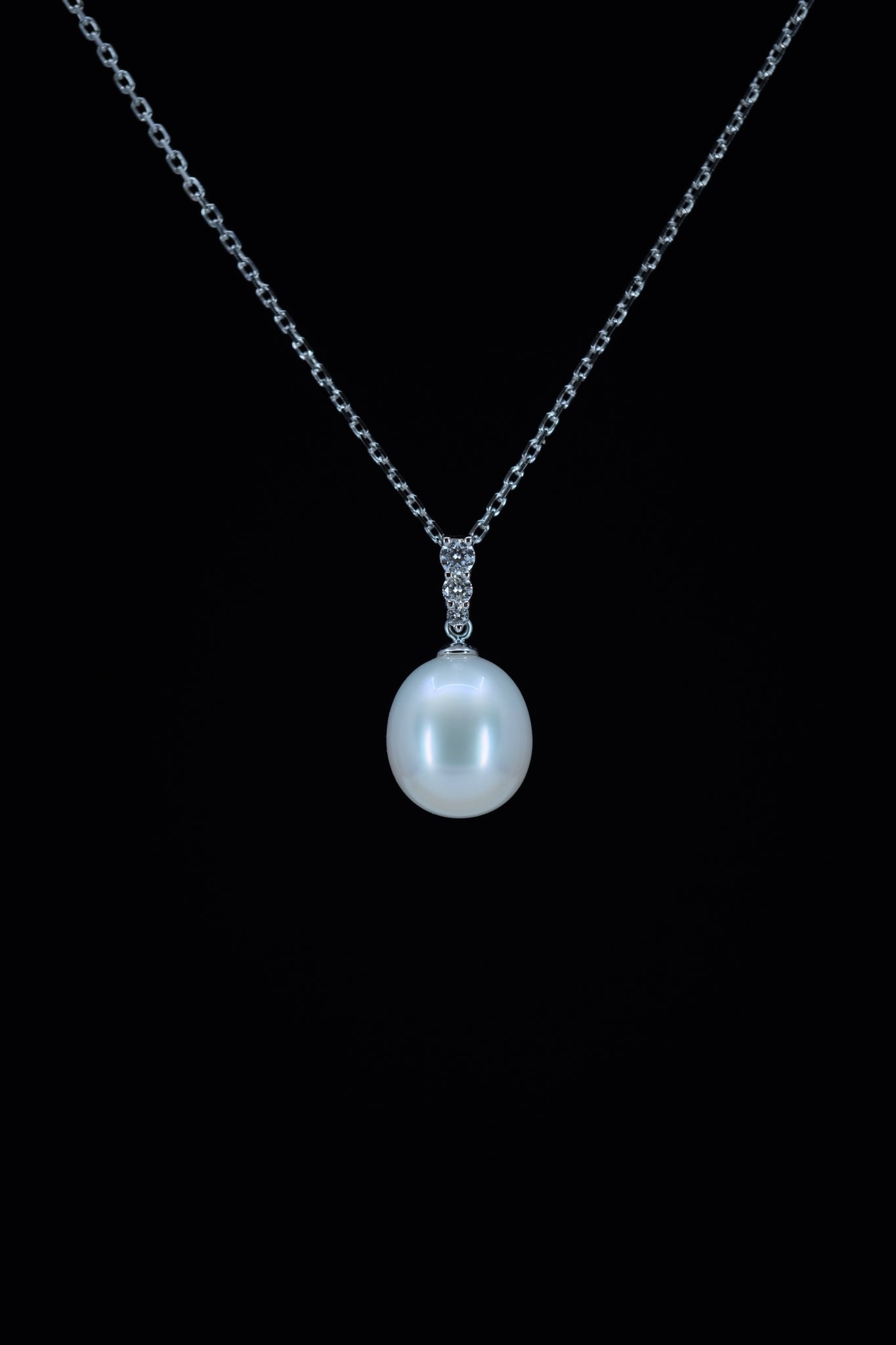 Classique | South Sea Drop Pearl and Diamond Pendant in 18K Gold