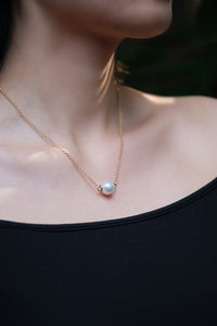 Classique | White South Sea Pearl Pendant in 18K Yellow Gold